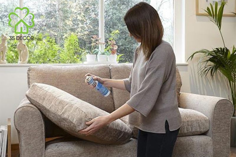 Làm sạch sofa bằng bình xịt