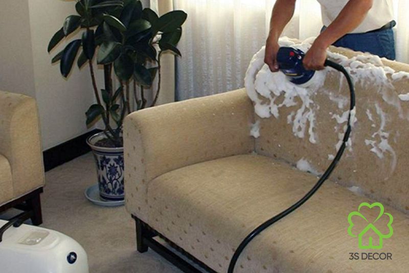 Làm sạch sofa bằng dung dịch chuyên dùng